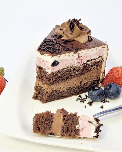 Tort cu ciocolată si fructe de pădure